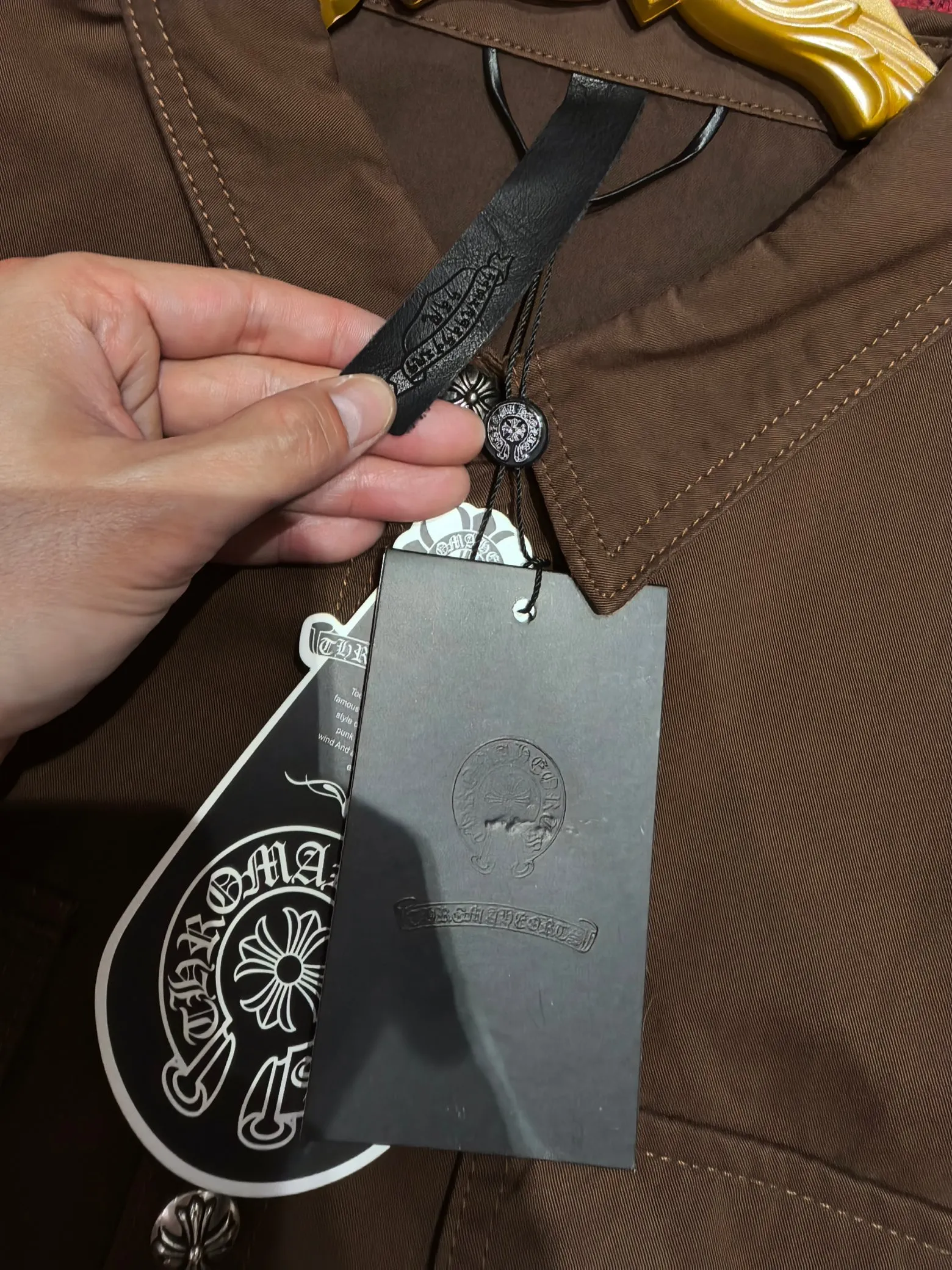 P480 Chrome Hearts advanced custom model, Chrome Hearts patchwork leather denim jacket, twill denim custom fabric, cross patchwork leather is all imitation lambskin, all dyed to completely restore no color difference, the inner leather label is first-layer calfskin, all hardware is 925 silver plated, it is the highest version, you get what you pay for, the same size for men and women, size S M L XL.